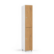2-türiger Umkleidespind aus Holz mit kurzen Türen, auf Gleitern