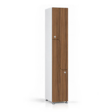 2-türiger Umkleidespind aus Holz mit Z-Türen, auf Gleitern